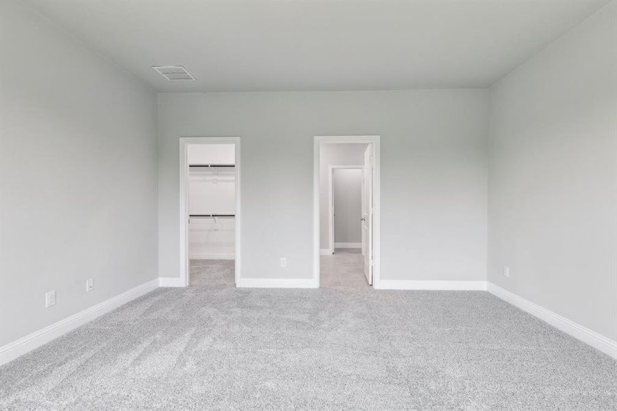 Spacious, unfurnished interior of a new home in Santorini, Seagoville (Image 18).