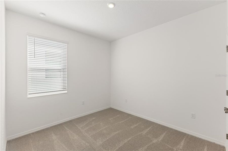Spacious, unfurnished interior of a new home in Mirror Lake Village, Fruitland Park (Image 18).