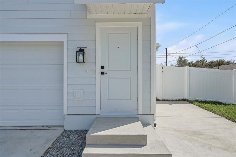Exterior details and patio area of a home in , St. Petersburg (Image 32).