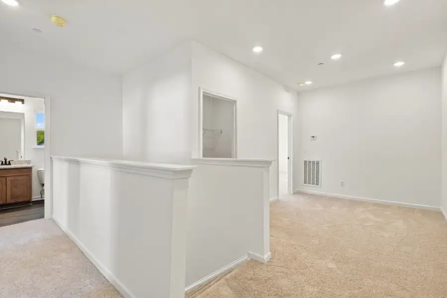 Spacious, unfurnished interior of a new home in Laurelwood Park, Gallatin (Image 18).