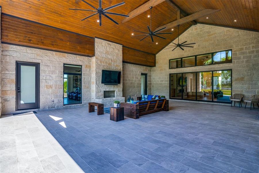 View of patio / terrace with ceiling fan