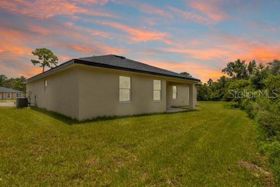 Exterior details and patio area of a home in , Deltona (Image 4).