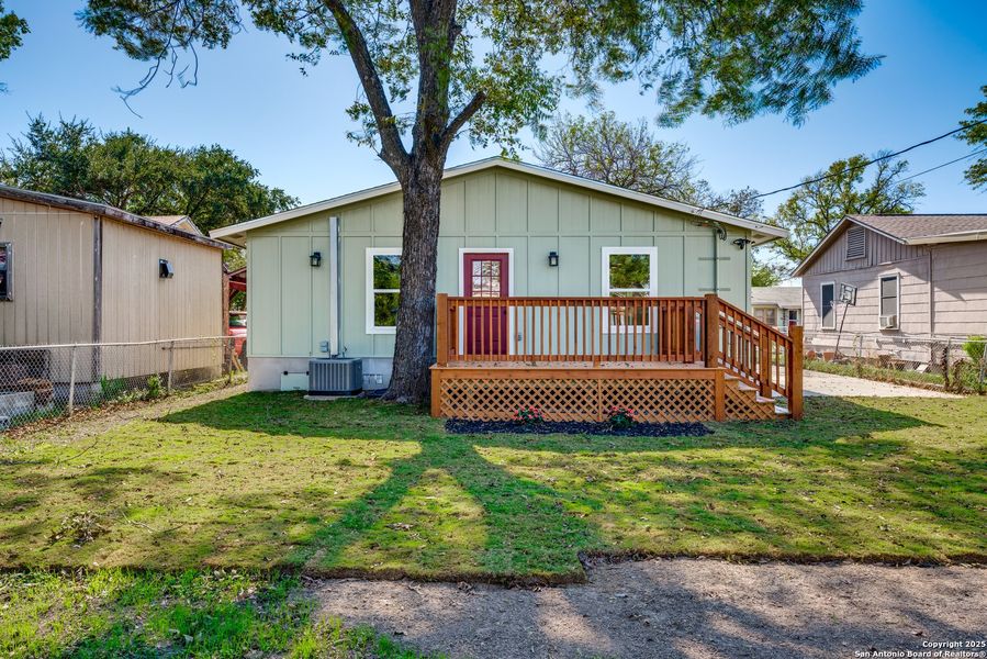 Exterior details and patio area of a home in , San Antonio (Image 15).