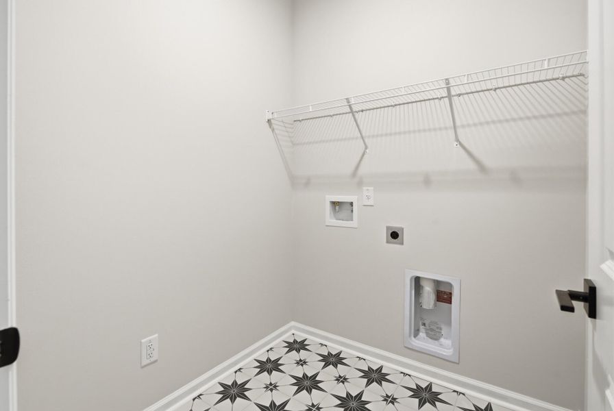 Spacious, unfurnished interior of a new home in The Oaks, Goose Creek (Image 32).