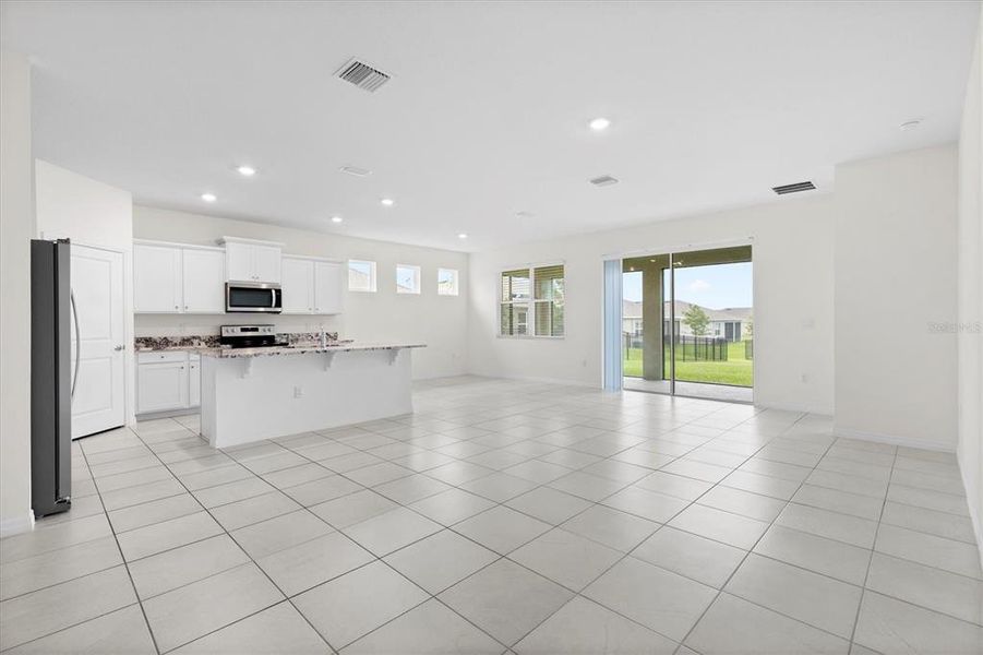 Spacious, unfurnished interior of a new home in Beaumont, Wildwood (Image 25).