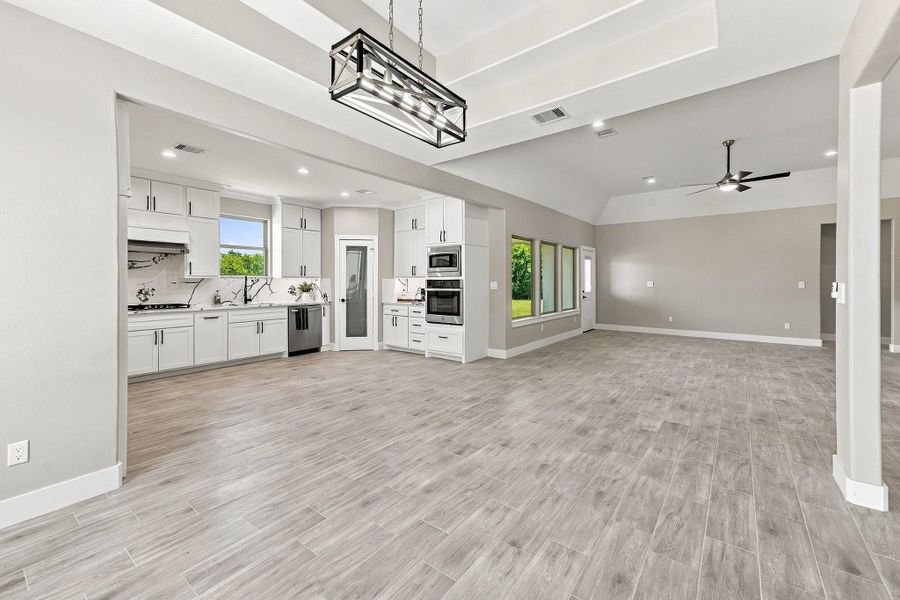 Spacious, unfurnished interior of a new home in , Huntsville (Image 16).