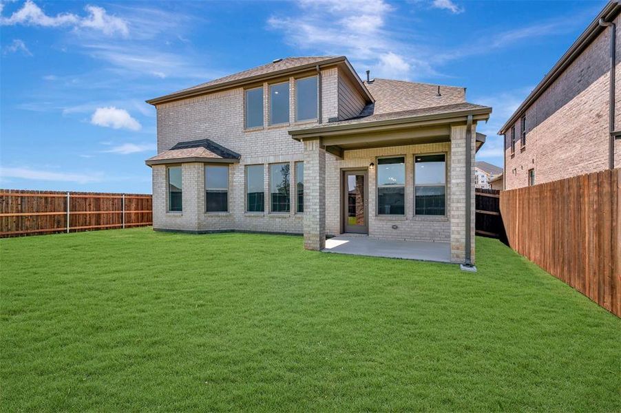 Exterior details and patio area of a home in Chaparral Park, Oak Point (Image 3).