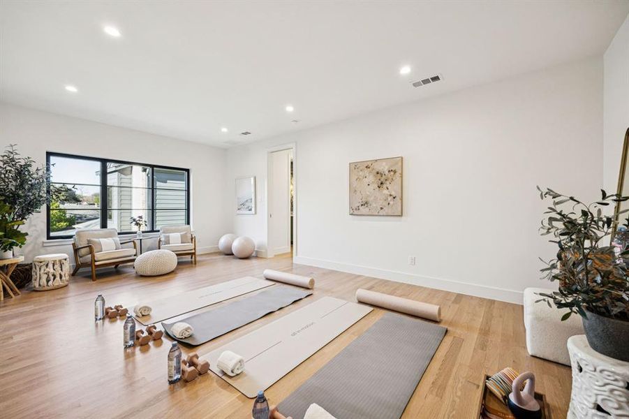 Furnished interior view inside a new home in , Dallas (Image 30).
