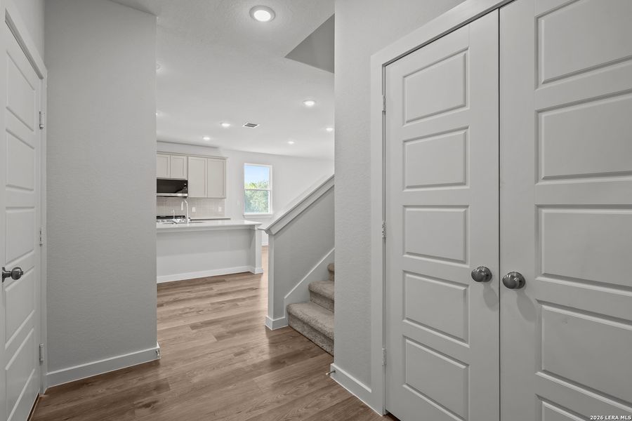 Spacious, unfurnished interior of a new home in Cinco Lakes, San Antonio (Image 24).