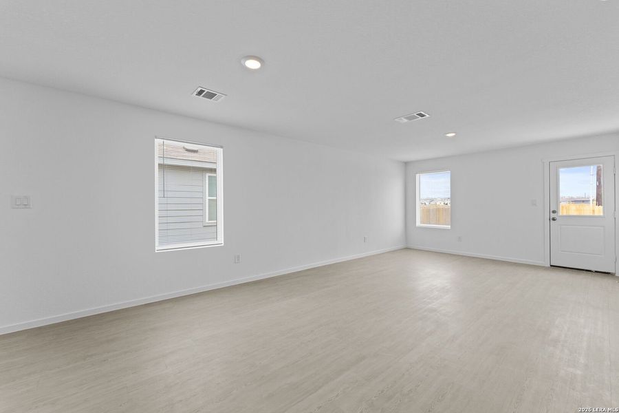 Spacious, unfurnished interior of a new home in Spring Grove, San Antonio (Image 13).