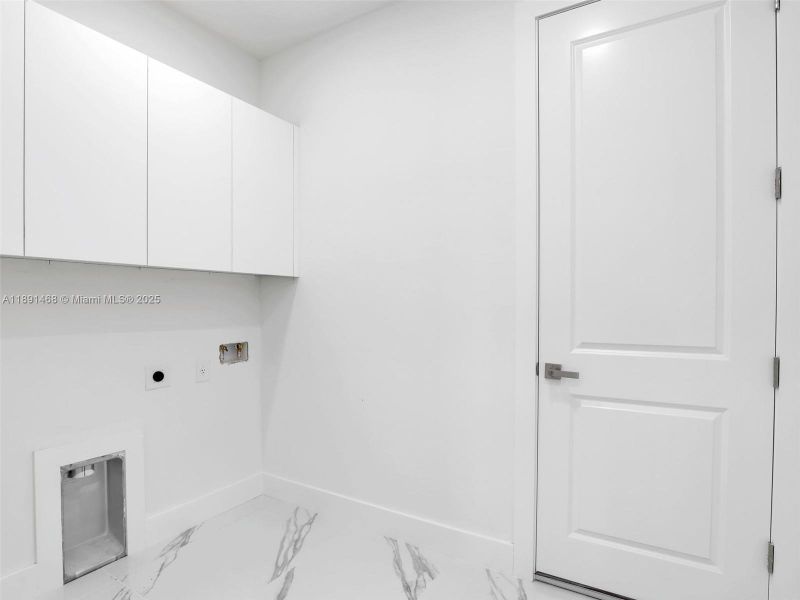 Spacious, unfurnished interior of a new home in , Cape Coral (Image 19).