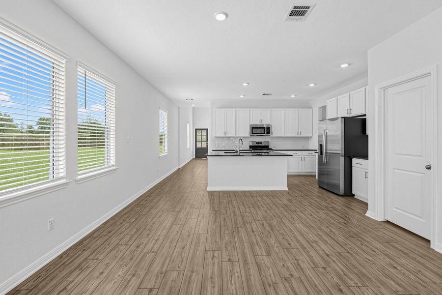 Spacious, unfurnished interior of a new home in Sunfield, Buda (Image 14).