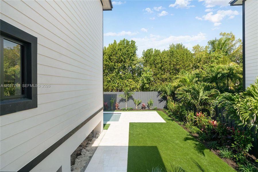 Exterior details and patio area of a home in , Key Largo (Image 25).