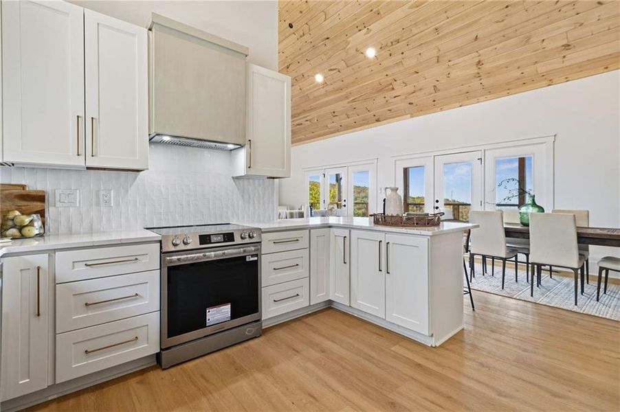 Furnished interior view inside a new home in , Jasper (Image 17).