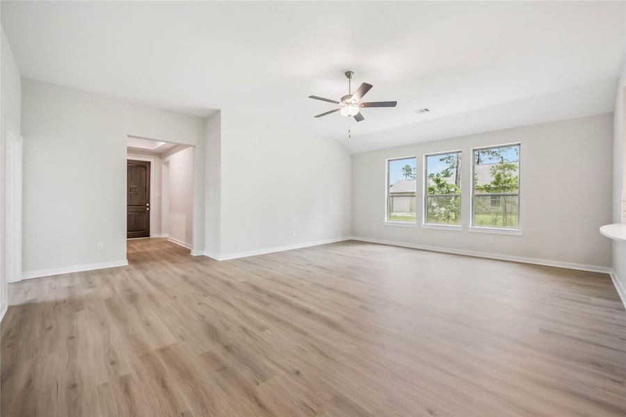 Spacious, unfurnished interior of a new home in Deer Pines, Conroe (Image 14).