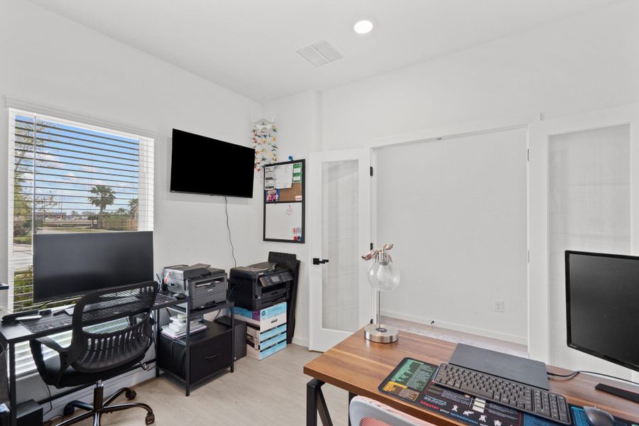 Furnished interior view inside a new home in Lago Mar, Texas City (Image 25).