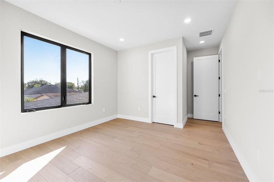 Spacious, unfurnished interior of a new home in College Park, Orlando (Image 52).