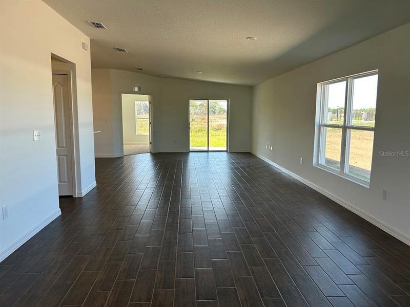 Spacious, unfurnished interior of a new home in James Farms, Bartow (Image 9).