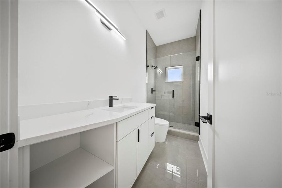 Furnished interior view inside a new home in , Lake Alfred (Image 11).