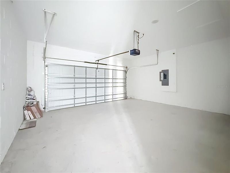 Spacious, unfurnished interior of a new home in , Ocala (Image 41).