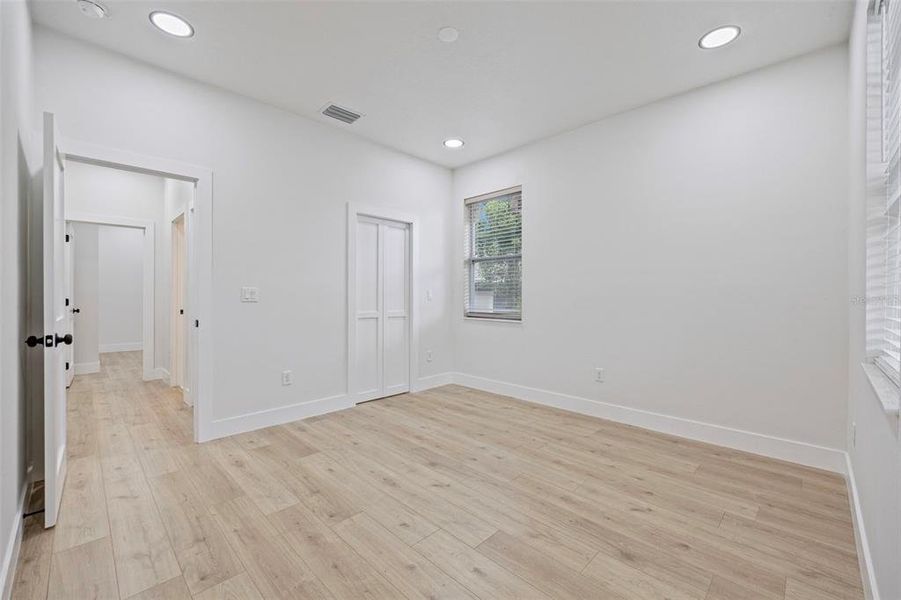 Spacious, unfurnished interior of a new home in , Tampa (Image 38).