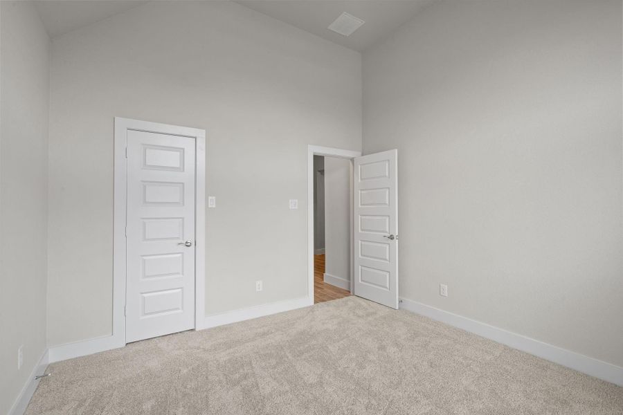 Spacious, unfurnished interior of a new home in Barton Creek Ranch, Conroe (Image 18).