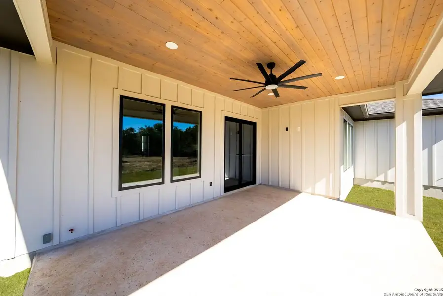 Exterior details and patio area of a home in , Bandera (Image 1).