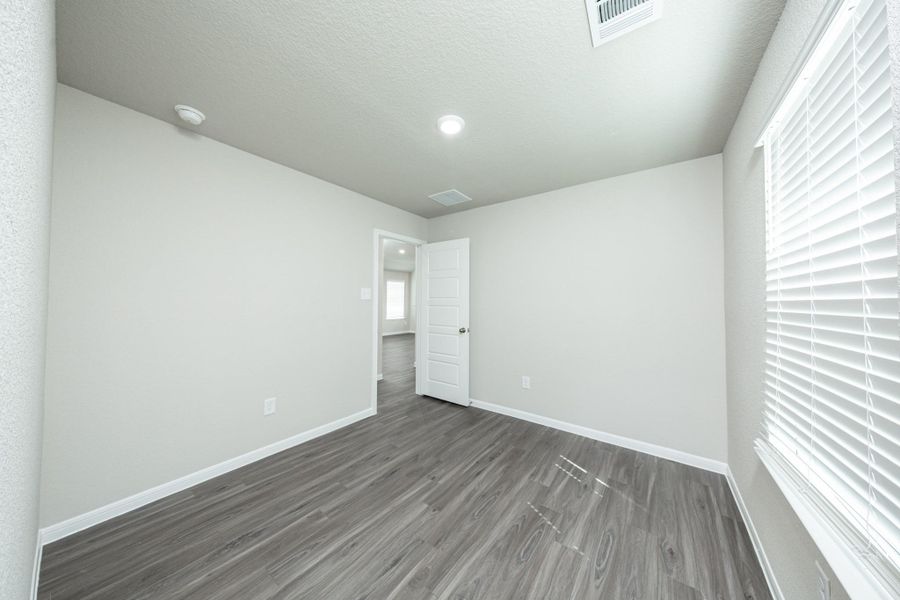Spacious, unfurnished interior of a new home in Mackenzie Creek, Conroe (Image 16).