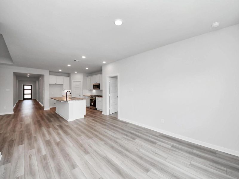 Spacious, unfurnished interior of a new home in River Ranch Meadows, Dayton (Image 31).