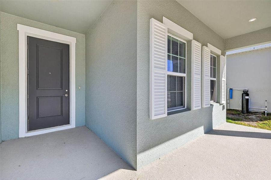 Exterior details and patio area of a home in , Lady Lake (Image 4).