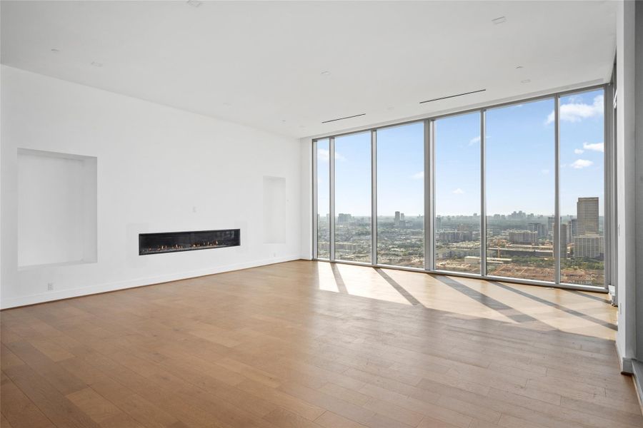 Spacious living area wiht breath taking views. Spacious living area wiht breath taking views.