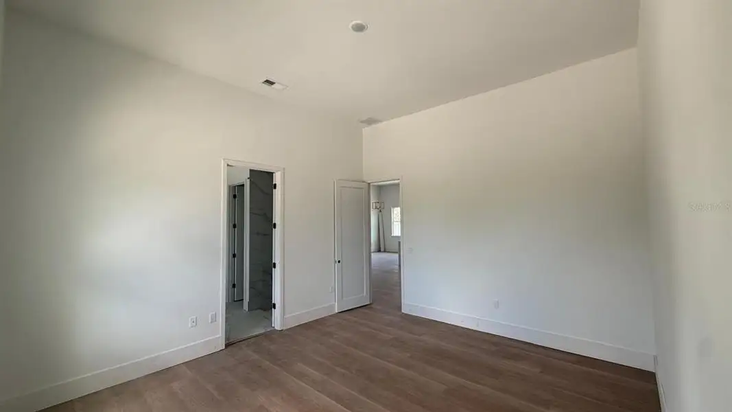 Spacious, unfurnished interior of a new home in , Port Charlotte (Image 5).