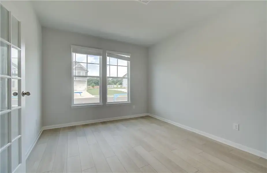 Spacious, unfurnished interior of a new home in Grandview at Millers Mill, Stockbridge (Image 10).