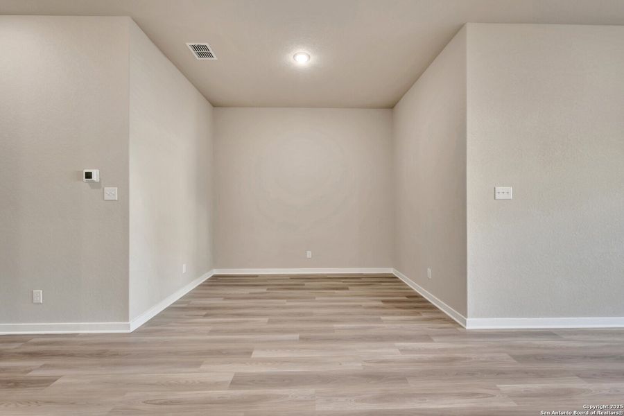 Spacious, unfurnished interior of a new home in Winding Brook, San Antonio (Image 27). Spacious, unfurnished interior of a new home in Winding Brook, San Antonio (Image 27).