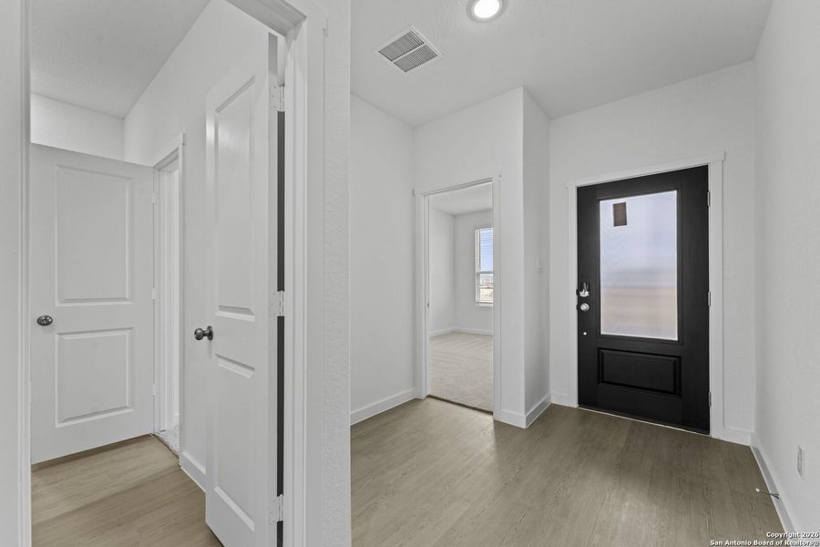 Spacious, unfurnished interior of a new home in Voss Farms, New Braunfels (Image 23).