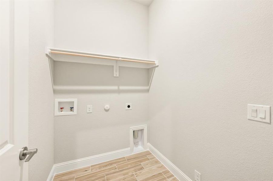 Spacious, unfurnished interior of a new home in Somerset, Venus (Image 16).
