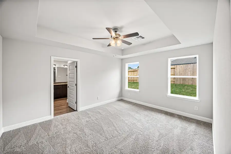 **Photos are a representation. Colors and features may differ** **Photos are a representation. Colors and features may differ**