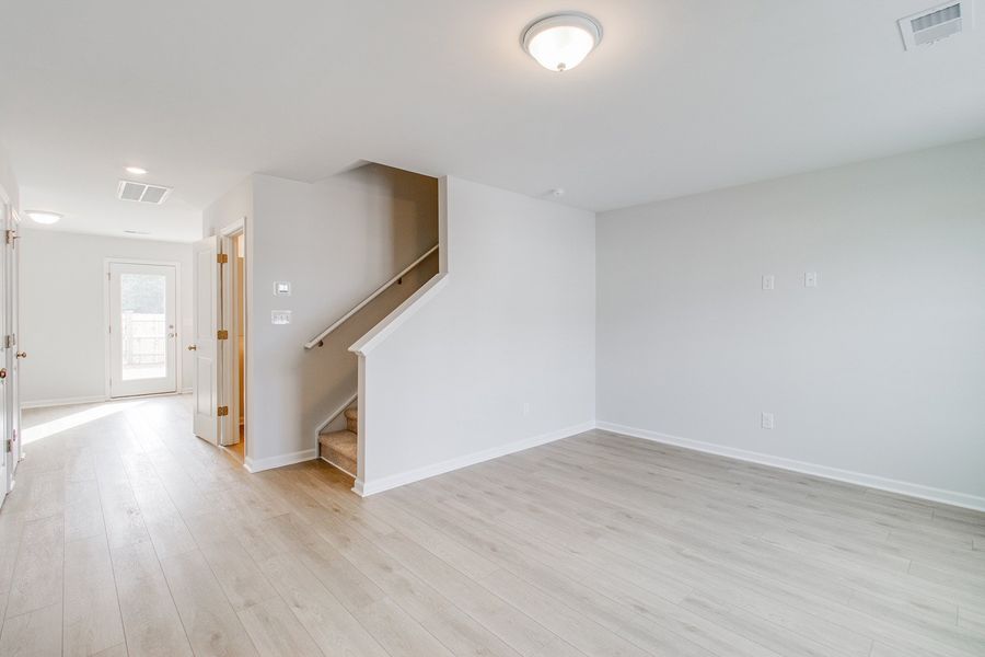Spacious, unfurnished interior of a new home in Astoria, Columbia (Image 12).