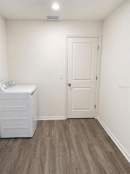 Spacious, unfurnished interior of a new home in Eagle Hammock, Eagle Lake (Image 23).
