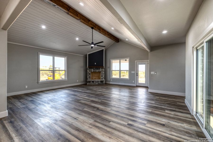 Spacious, unfurnished interior of a new home in , Uvalde (Image 28).