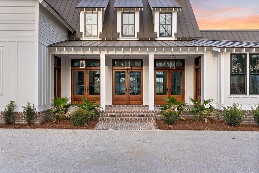 Exterior details and patio area of a home in , Ravenel (Image 10).
