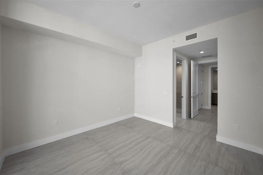 Spacious, unfurnished interior of a new home in , St. Petersburg (Image 32).