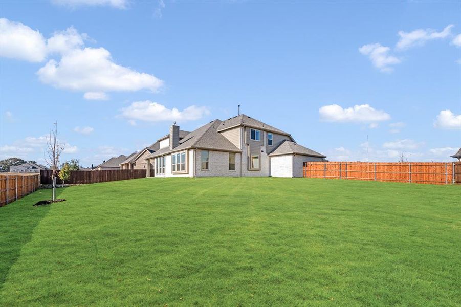 Exterior details and patio area of a home in Triple Diamond Ranch, Mansfield (Image 23).