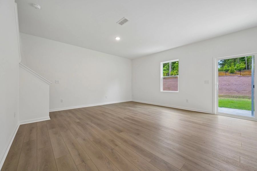 Spacious, unfurnished interior of a new home in Middleton Farms, Middlesex (Image 20).