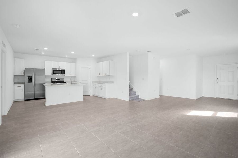 Spacious, unfurnished interior of a new home in Waterstone, Groveland (Image 46).