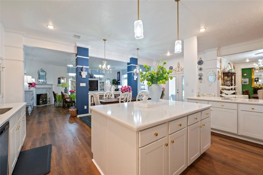 Large kitchen island Large kitchen island