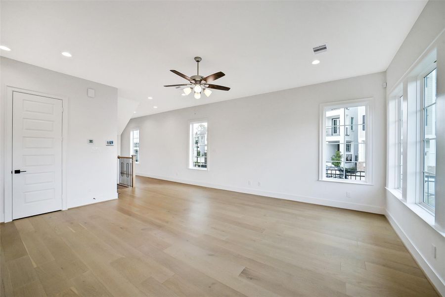 Spacious, unfurnished interior of a new home in Reserve in Memorial, Houston (Image 35). Spacious, unfurnished interior of a new home in Reserve in Memorial, Houston (Image 35).