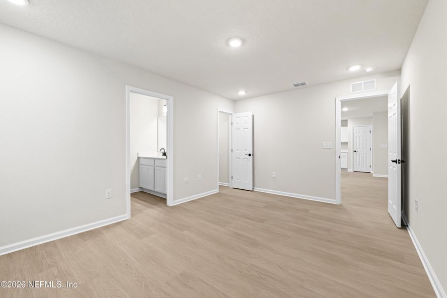 Spacious, unfurnished interior of a new home in , Jacksonville (Image 18).