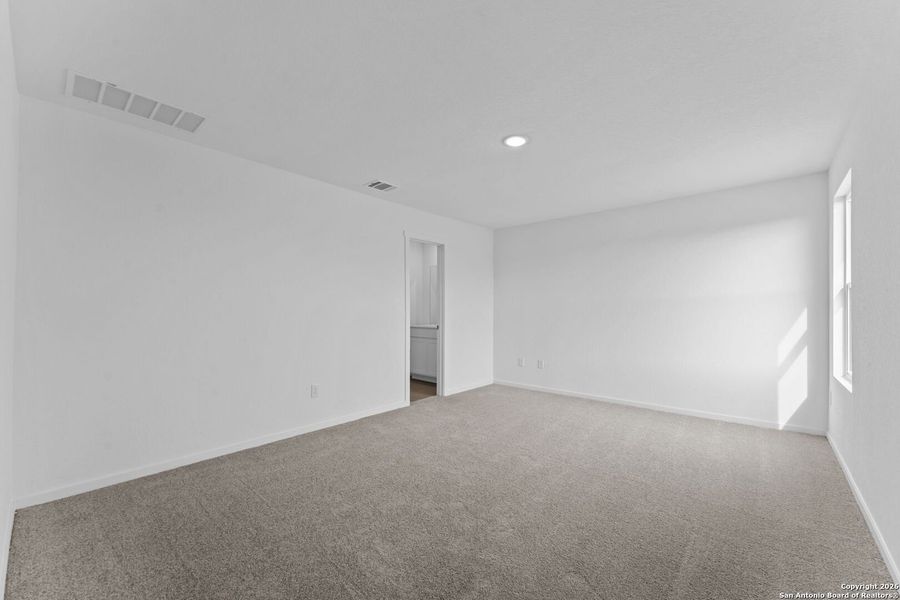 Spacious, unfurnished interior of a new home in Voss Farms, New Braunfels (Image 18).