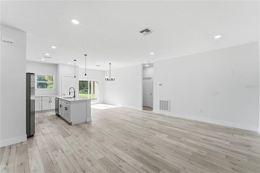 Spacious, unfurnished interior of a new home in , Citrus Springs (Image 27).